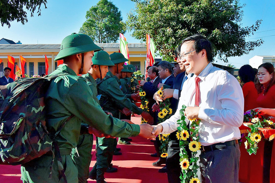 Phó Bí thư Tỉnh ủy, Chủ tịch UBND tỉnh, Chủ tịch Hội đồng Nghĩa vụ Quân sự tỉnh Trương Hải Long tặng hoa, động viên các tân binh lên đường nhập ngũ. Ảnh: Đ.T Phó Bí thư Tỉnh ủy, Chủ tịch UBND tỉnh, Chủ tịch Hội đồng Nghĩa vụ Quân sự tỉnh Trương Hải Long tặng hoa, động viên các tân binh lên đường nhập ngũ. Ảnh: Đ.T