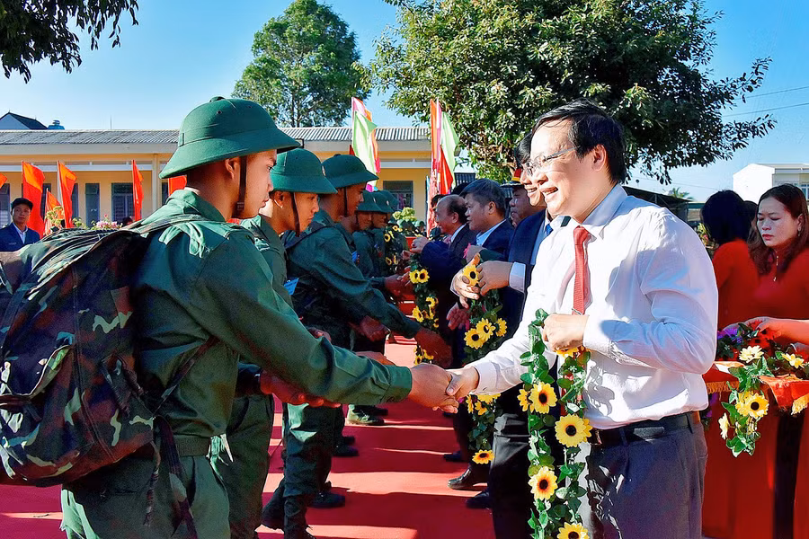 Phó Bí thư Tỉnh ủy, Chủ tịch UBND tỉnh, Chủ tịch Hội đồng Nghĩa vụ Quân sự tỉnh Trương Hải Long tặng hoa, động viên các tân binh lên đường nhập ngũ. Ảnh: Đ.T