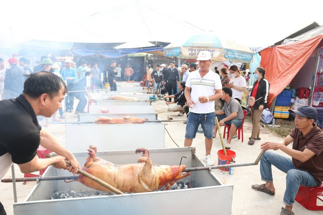 Thi ẩm thực với món heo quay tại lễ hội.