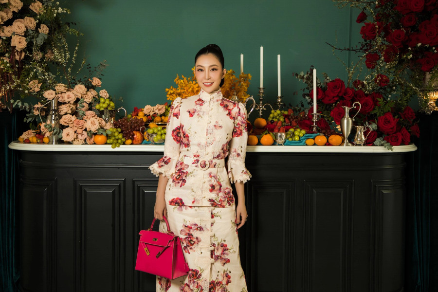“Chim công làng múa” Linh Nga thanh lịch nhờ chiếc váy hoa. Cô chọn kiểu tóc búi cao, tôn đường nét thanh tú trên gương mặt