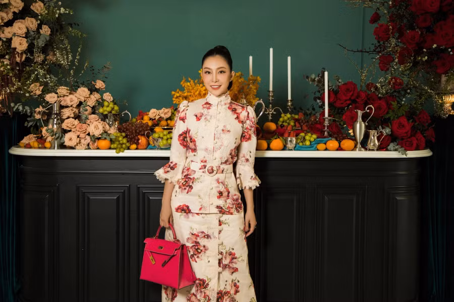 “Chim công làng múa” Linh Nga thanh lịch nhờ chiếc váy hoa. Cô chọn kiểu tóc búi cao, tôn đường nét thanh tú trên gương mặt