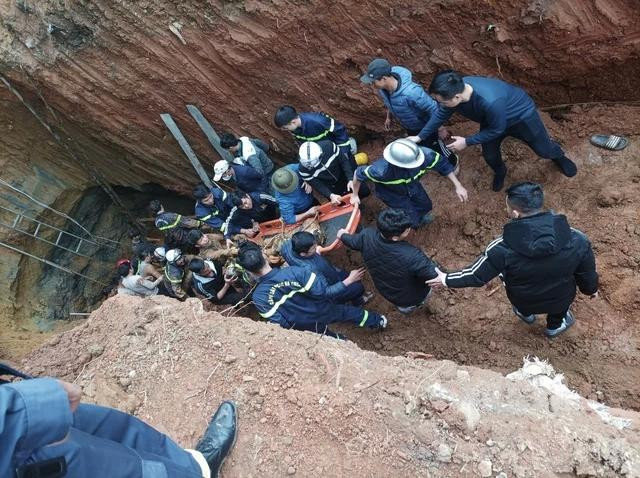 Lực lượng chức năng đưa nạn nhân ra ngoài Lực lượng chức năng đưa nạn nhân ra ngoài