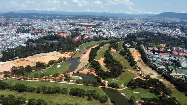 Vị trí biệt thự 25 Đinh Tiên Hoàng (vòng tròn đỏ) nằm bên cạnh Thành ủy Đà Lạt, sân golf Đồi Cù. Vị trí biệt thự 25 Đinh Tiên Hoàng (vòng tròn đỏ) nằm bên cạnh Thành ủy Đà Lạt, sân golf Đồi Cù.