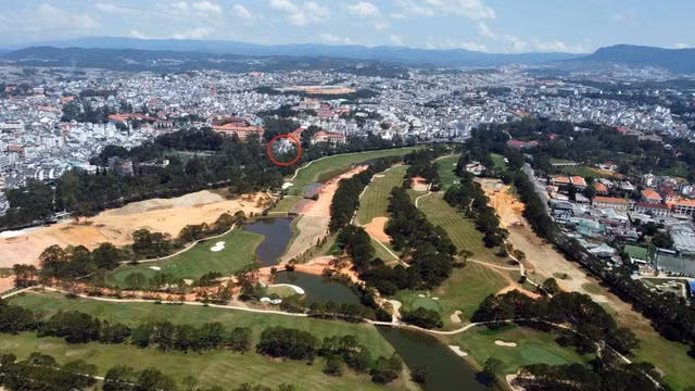 Vị trí biệt thự 25 Đinh Tiên Hoàng (vòng tròn đỏ) nằm bên cạnh Thành ủy Đà Lạt, sân golf Đồi Cù.