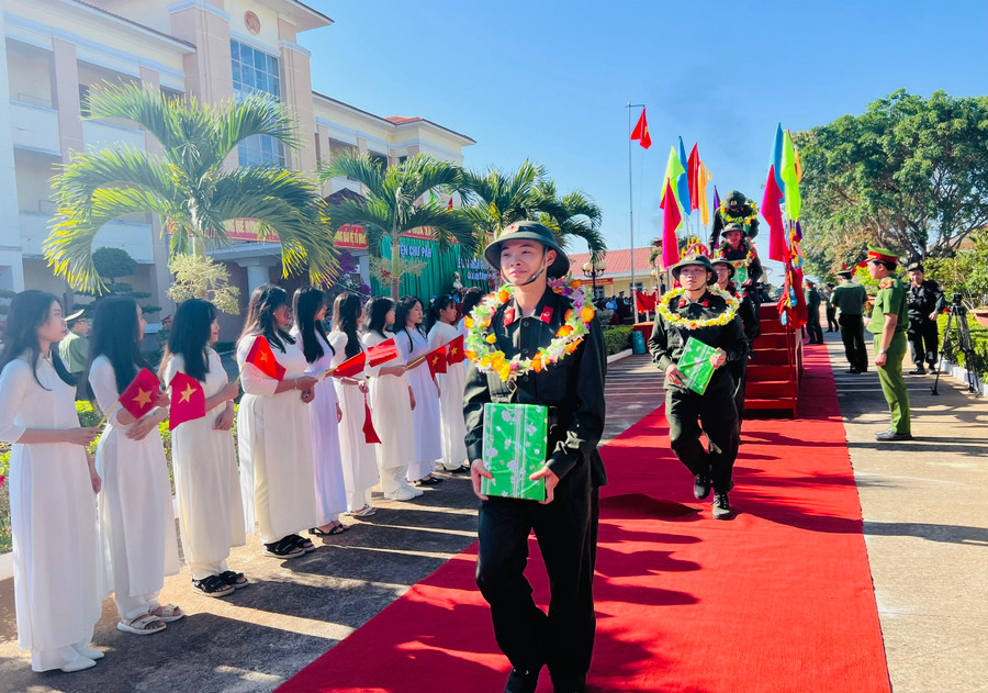 Các tân binh hào hứng bước qua Cầu vinh quang để lên đường thực hiện nghĩa vụ bảo vệ Tổ quốc. Ảnh: Phan Lài Các tân binh hào hứng bước qua Cầu vinh quang để lên đường thực hiện nghĩa vụ bảo vệ Tổ quốc. Ảnh: Phan Lài