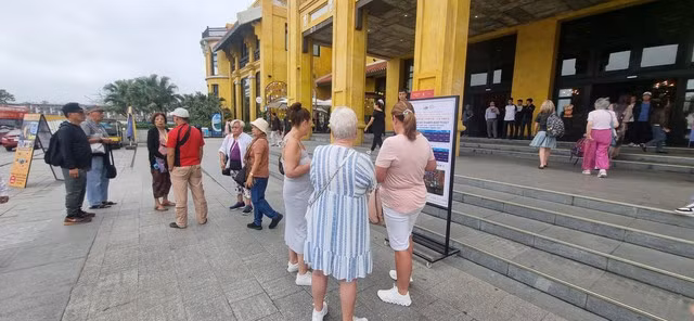 Ba nữ du khách nước ngoài đọc những dòng cảnh báo nạn chèo kéo khách từ “cò” Ba nữ du khách nước ngoài đọc những dòng cảnh báo nạn chèo kéo khách từ “cò”