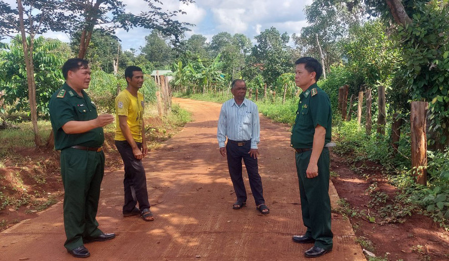 Ông Rơ Châm Blê-Bí thư chi bộ làng Ba (xã Ia Pnôn, thứ 2 từ phải sang) trao đổi thông tin với lực lượng Biên phòng. Ảnh: T.D Ông Rơ Châm Blê-Bí thư chi bộ làng Ba (xã Ia Pnôn, thứ 2 từ phải sang) trao đổi thông tin với lực lượng Biên phòng. Ảnh: T.D