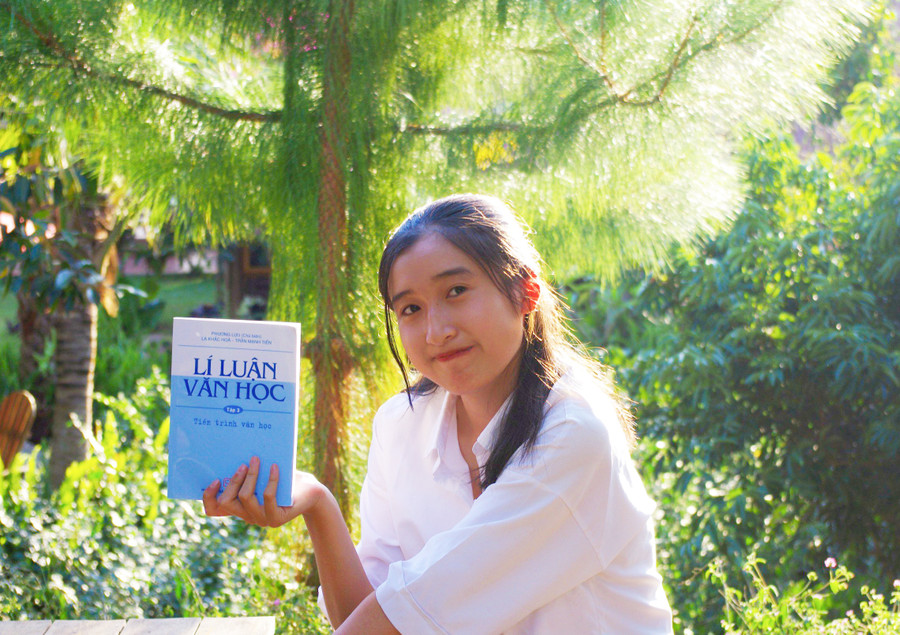 Em Trương Thị Mỹ Tuyết dành ít nhất 30 phút mỗi ngày để đọc sách. Ảnh: P.L