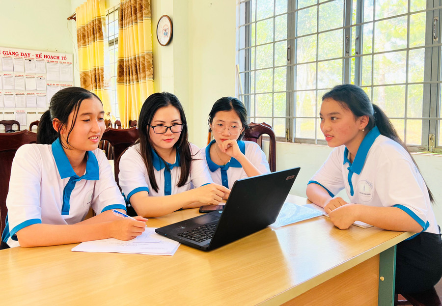 Em Trương Thị Mỹ Tuyết (bìa trái) cùng các thành viên Câu lạc bộ “Sách và hành động-Trí thức Minh Khai” lên kế hoạch tổ chức các hoạt động nhằm lan tỏa tình yêu sách. Ảnh: P.L