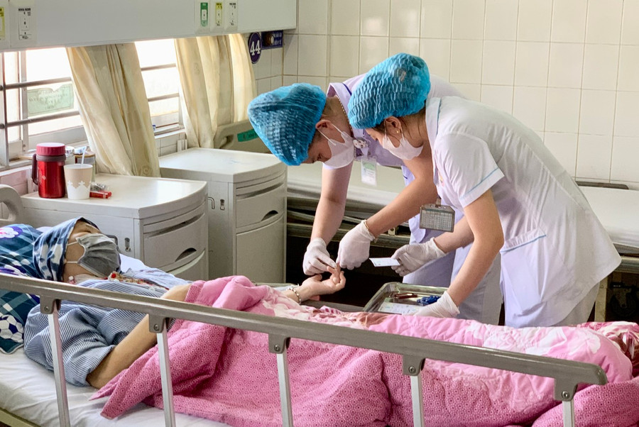 Y-bác sĩ chăm sóc sức khỏe cho bệnh nhân nằm điều trị tại Khoa Ung bướu-Y học hạt nhân Bệnh viện Đa khoa Gia Lai. Ảnh: Như Nguyện Y-bác sĩ chăm sóc sức khỏe cho bệnh nhân nằm điều trị tại Khoa Ung bướu-Y học hạt nhân Bệnh viện Đa khoa Gia Lai. Ảnh: Như Nguyện