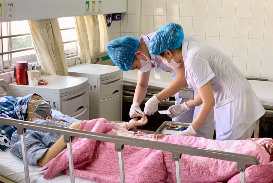 Y-bác sĩ chăm sóc sức khỏe cho bệnh nhân nằm điều trị tại Khoa Ung bướu-Y học hạt nhân Bệnh viện Đa khoa Gia Lai. Ảnh: Như Nguyện