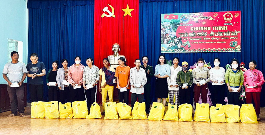 Đồn Biên phòng Cửa khẩu Quốc tế Lệ Thanh tặng quà cho người dân. Ảnh: T.D Đồn Biên phòng Cửa khẩu Quốc tế Lệ Thanh tặng quà cho người dân. Ảnh: T.D