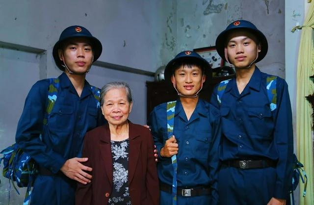 3 anh em ruột trong một gia đình ở TP.Đà Nẵng viết đơn tự nguyện xin nhập ngũ