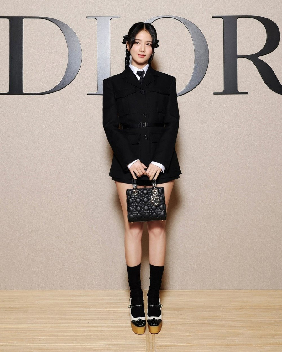 Vào cùng ngày, Jisoo tham dự bộ sưu tập trang phục nữ Thu/Đông 2024-2025 của Christian Dior, thương hiệu mà cô là đại sứ toàn cầu. Vào cùng ngày, Jisoo tham dự bộ sưu tập trang phục nữ Thu/Đông 2024-2025 của Christian Dior, thương hiệu mà cô là đại sứ toàn cầu.