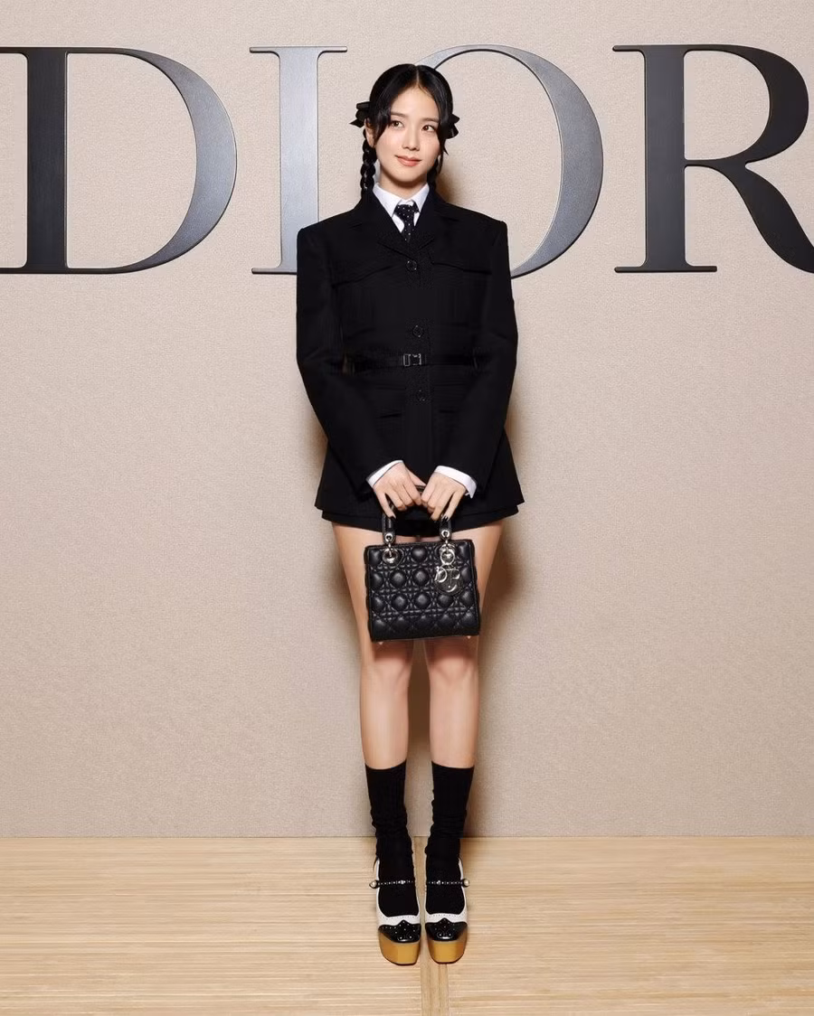 Vào cùng ngày, Jisoo tham dự bộ sưu tập trang phục nữ Thu/Đông 2024-2025 của Christian Dior, thương hiệu mà cô là đại sứ toàn cầu. Vào cùng ngày, Jisoo tham dự bộ sưu tập trang phục nữ Thu/Đông 2024-2025 của Christian Dior, thương hiệu mà cô là đại sứ toàn cầu.