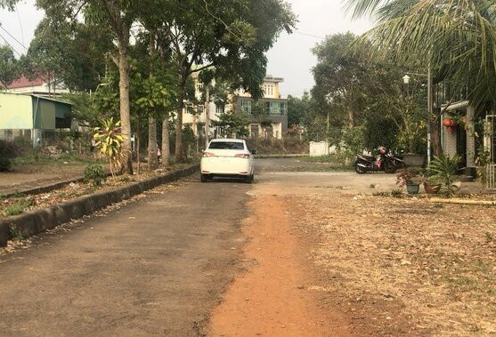 Nhiều tuyến đường trong Khu tái định cư Ngân hàng được đầu tư sơ sài, mặt đường khá nhỏ, không có cống thoát nước, vỉa hè... Ảnh: Phan Tuấn Nhiều tuyến đường trong Khu tái định cư Ngân hàng được đầu tư sơ sài, mặt đường khá nhỏ, không có cống thoát nước, vỉa hè... Ảnh: Phan Tuấn