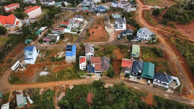 Hạ tầng trong khu tái định cư 23 hecta còn thiếu về vỉa hè, cây xanh, hệ thống thoát nước mưa... Ảnh: Phan Tuấn