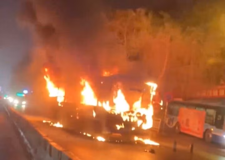 Xe buýt bốc cháy ngùn ngụt khi vừa rời bến.