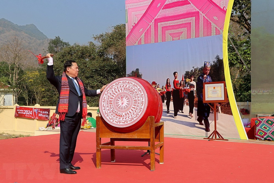 Ông Nguyễn Phi Long, Bí thư Tỉnh ủy Hòa Bình, đánh trống khai hội Xên Mường. (Ảnh: Thanh Hải/TTXVN) Ông Nguyễn Phi Long, Bí thư Tỉnh ủy Hòa Bình, đánh trống khai hội Xên Mường. (Ảnh: Thanh Hải/TTXVN)