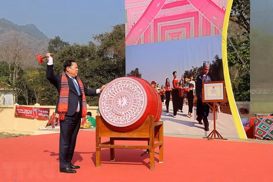 Ông Nguyễn Phi Long, Bí thư Tỉnh ủy Hòa Bình, đánh trống khai hội Xên Mường. (Ảnh: Thanh Hải/TTXVN)