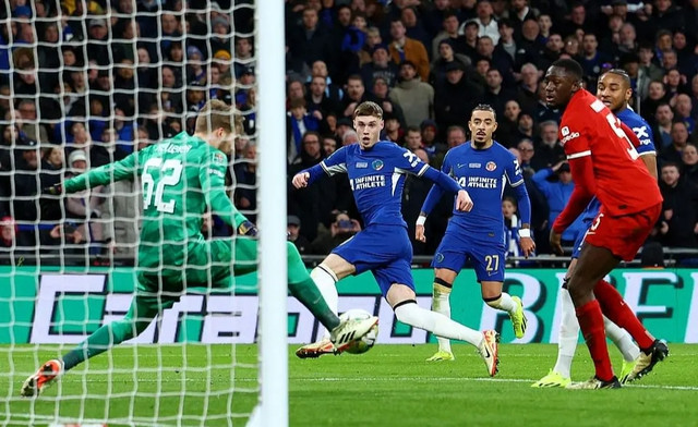 Cole Palmer khiến khán giả Liverpool thót tim Cole Palmer khiến khán giả Liverpool thót tim