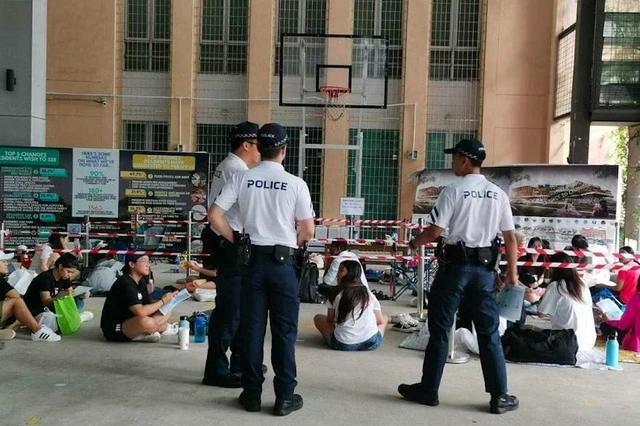 Cảnh sát Singapore phát áp phích cảnh báo lừa đảo cho người hâm mộ xếp hàng chờ mua vé Taylor Swift trong đợt mở bán vé hồi tháng 7.2023 Cảnh sát Singapore phát áp phích cảnh báo lừa đảo cho người hâm mộ xếp hàng chờ mua vé Taylor Swift trong đợt mở bán vé hồi tháng 7.2023