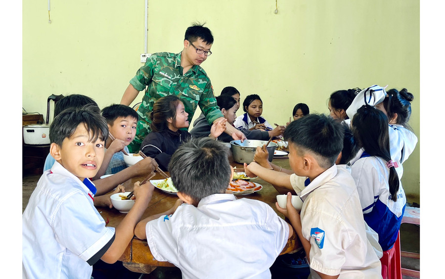 Các em học sinh ăn cơm tại “bếp ăn tình thương” của Đồn Biên phòng Cửa khẩu Quốc tế Lệ Thanh. Ảnh: V.H Các em học sinh ăn cơm tại “bếp ăn tình thương” của Đồn Biên phòng Cửa khẩu Quốc tế Lệ Thanh. Ảnh: V.H