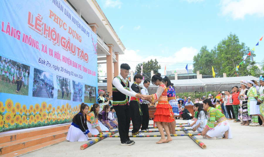 Thanh niên làng Mông hào hứng tham gia nhảy sạp trong phần hội. Ảnh: P.D