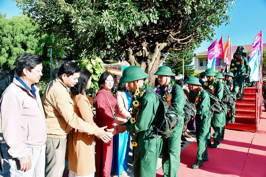 Lãnh đạo cấp ủy, chính quyền và các ban ngành huyện Mang Yang động viên thanh niên lên đường nhập ngũ. Ảnh: Đ.T Lãnh đạo cấp ủy, chính quyền và các ban ngành huyện Mang Yang động viên thanh niên lên đường nhập ngũ. Ảnh: Đ.T