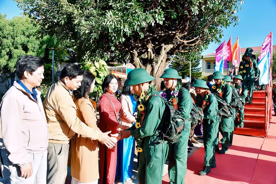 Lãnh đạo cấp ủy, chính quyền và các ban ngành huyện Mang Yang động viên thanh niên lên đường nhập ngũ. Ảnh: Đ.T