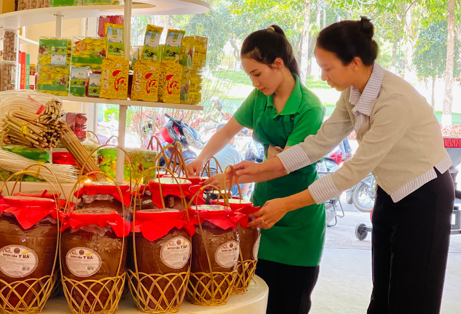 Sản phẩm rượu cần trưng bày tại showroom được nhiều du khách lựa chọn làm quà tặng. Ảnh: M.K