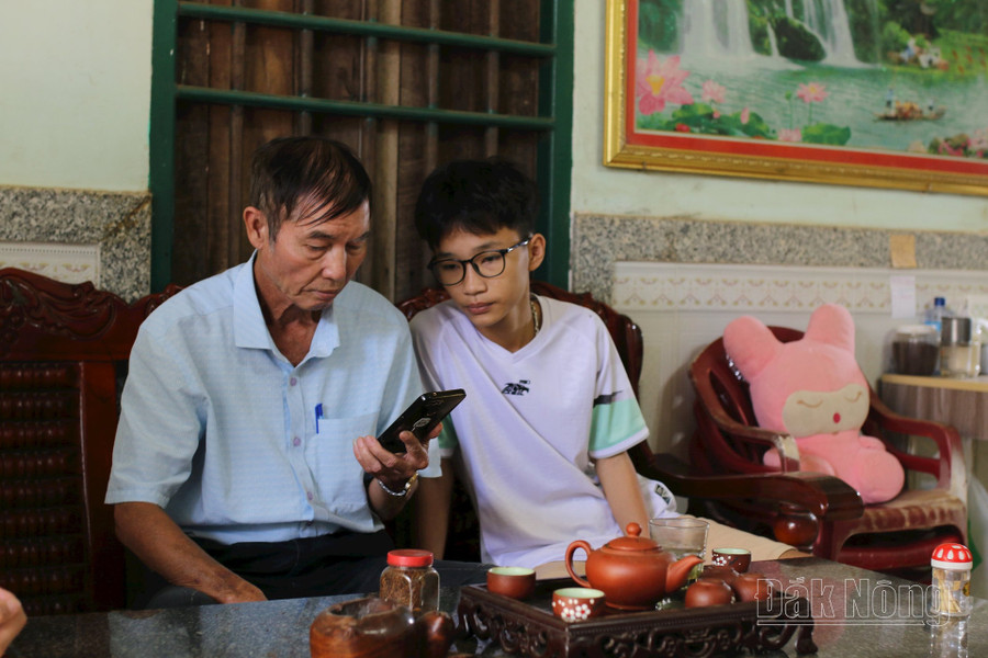 Ông Trần Xuân Đà gọi điện thoại thăm hỏi, động viên con gái đang đi XKLĐ Ông Trần Xuân Đà gọi điện thoại thăm hỏi, động viên con gái đang đi XKLĐ