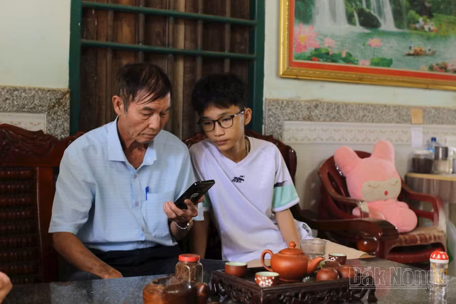 Ông Trần Xuân Đà gọi điện thoại thăm hỏi, động viên con gái đang đi XKLĐ