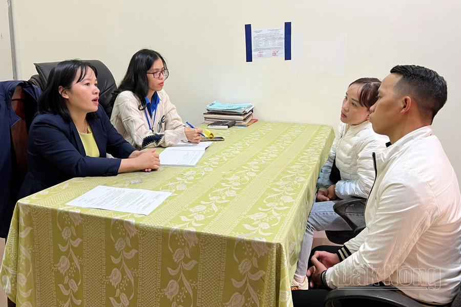 Chị Phạm Thị Châu (thứ 2 từ phải qua) tìm hiểu về thị trường lao động Hàn Quốc tại Sở LĐTB-XH tỉnh Đắk Nông. Chị Phạm Thị Châu (thứ 2 từ phải qua) tìm hiểu về thị trường lao động Hàn Quốc tại Sở LĐTB-XH tỉnh Đắk Nông.