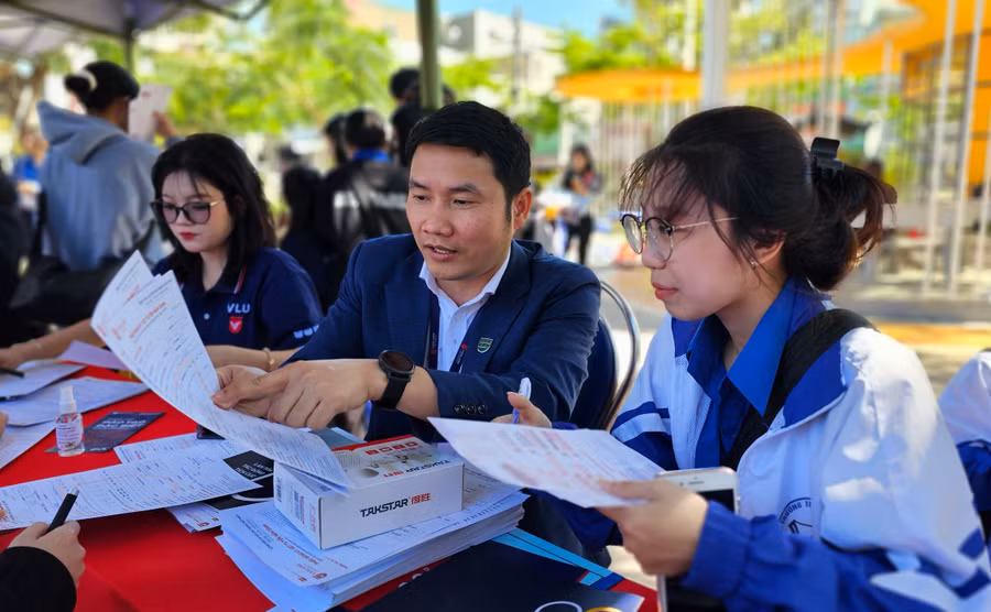 Học sinh TP. Pleiku tìm hiểu ngành đào tạo của Trường Đại học Văn Lang. Ảnh: M.N