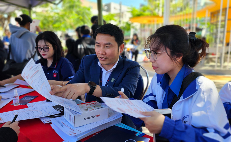 Học sinh TP. Pleiku tìm hiểu ngành đào tạo của Trường Đại học Văn Lang. Ảnh: M.N Học sinh TP. Pleiku tìm hiểu ngành đào tạo của Trường Đại học Văn Lang. Ảnh: M.N