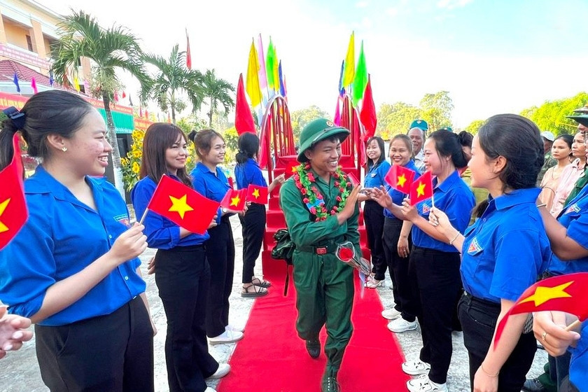 Các tân binh chia tay bạn bè lên đường nhập ngũ. Ảnh: Đinh Yến