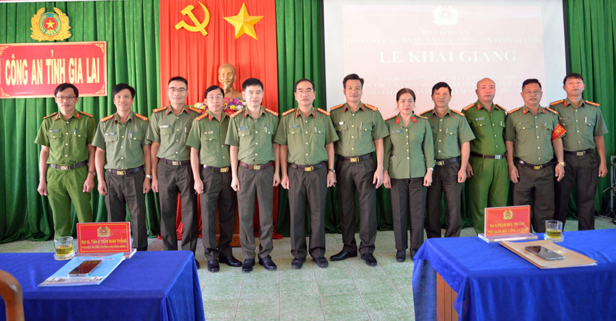 Đại biểu dự lễ khai giảng chụp hình cùng Ban cán sự lớp bồi dưỡng cập nhật kiến thức mới nâng cao cho Trưởng Công an xã khóa 3, năm học 2023-2024. Ảnh: Lê Ánh Đại biểu dự lễ khai giảng chụp hình cùng Ban cán sự lớp bồi dưỡng cập nhật kiến thức mới nâng cao cho Trưởng Công an xã khóa 3, năm học 2023-2024. Ảnh: Lê Ánh