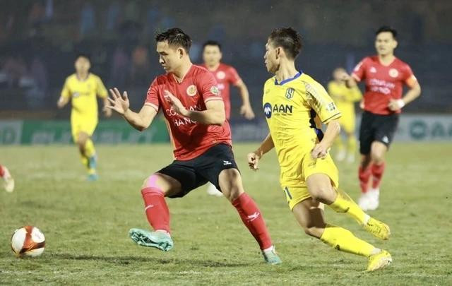 Bùi Hoàng Việt Anh (trái) tỏa sáng trong chiến thắng của đội CAHN trước SLNA.