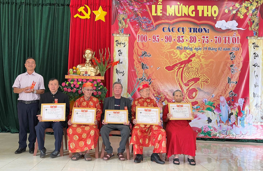 Lãnh đạo phường Phù Đổng trao bằng mừng thọ và động viên các cụ cao tuổi trên địa bàn. Ảnh: P.D Lãnh đạo phường Phù Đổng trao bằng mừng thọ và động viên các cụ cao tuổi trên địa bàn. Ảnh: P.D