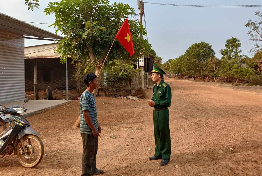 Đại úy Nguyễn Văn Luân tuyên truyền, vận động người dân làng Khôn. Ảnh: P.D Đại úy Nguyễn Văn Luân tuyên truyền, vận động người dân làng Khôn. Ảnh: P.D