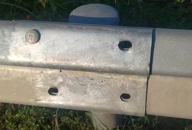 Một số điểm các bu lông, ốc vít, giá đỡ tường hộ lan mềm bị tháo trộm. (Ảnh: Trương Định) Một số điểm các bu lông, ốc vít, giá đỡ tường hộ lan mềm bị tháo trộm. (Ảnh: Trương Định)