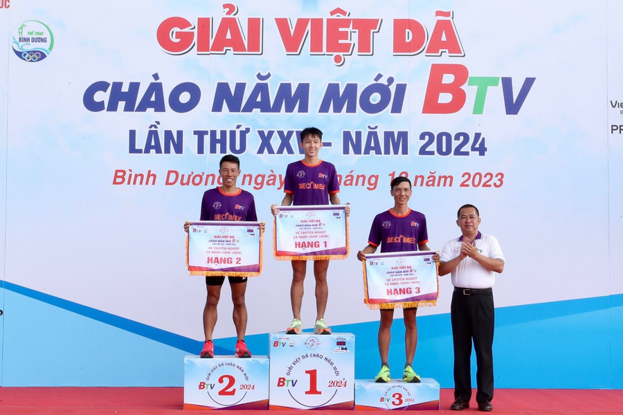 Nguyễn Thành Đạt đã giành huy chương vàng tại Giải Việt dã chào năm mới tại tỉnh Bình Dương. Ảnh: Thanh Duy