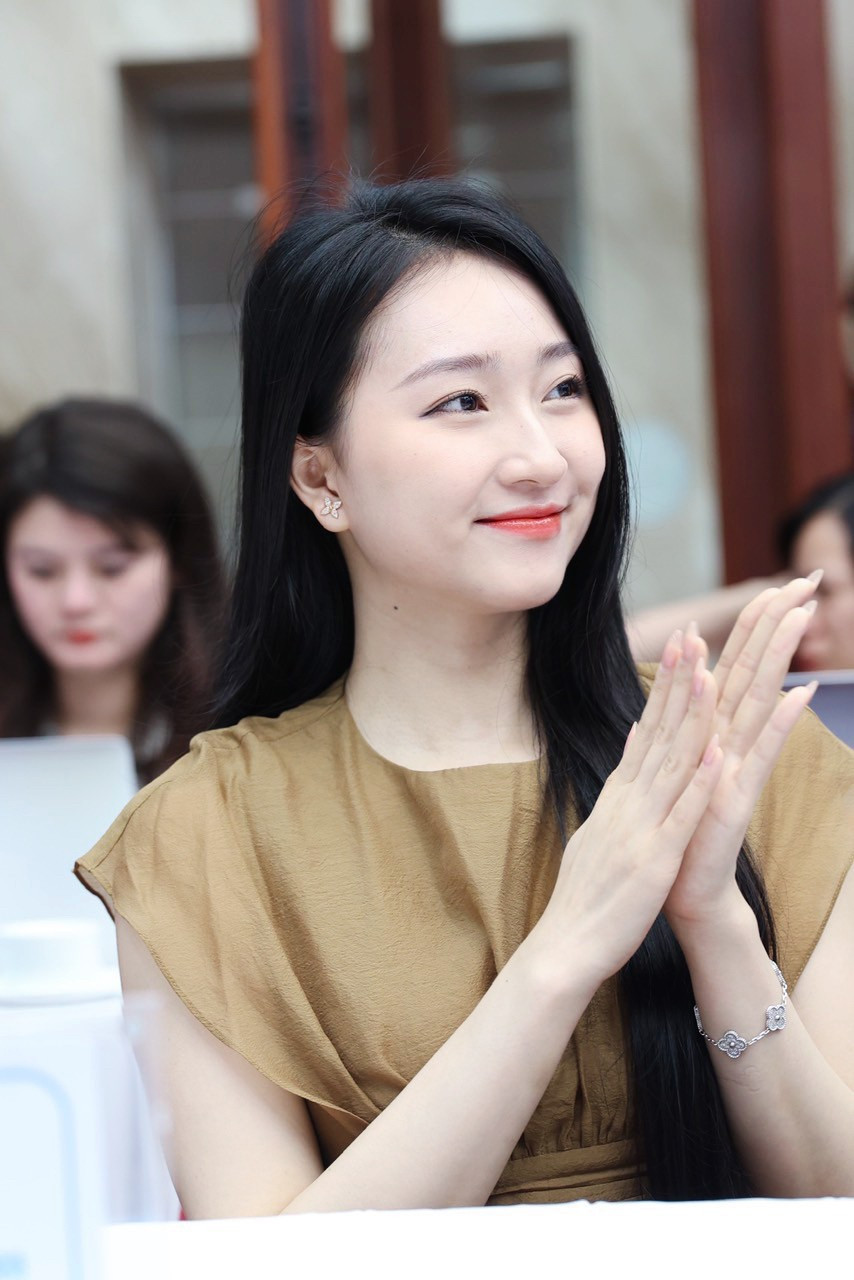 Vừa qua, Kim Trà My giành ngôi vị Á khôi 1 của cuộc thi Hoa khôi Thanh lịch Hà Nội 2023. Trà My chia sẻ cô rất xúc động khi được nhận danh hiệu này. Đây là cơ hội để cô khẳng định bản thân và bước đệm phát triển hơn nữa trong tương lai.