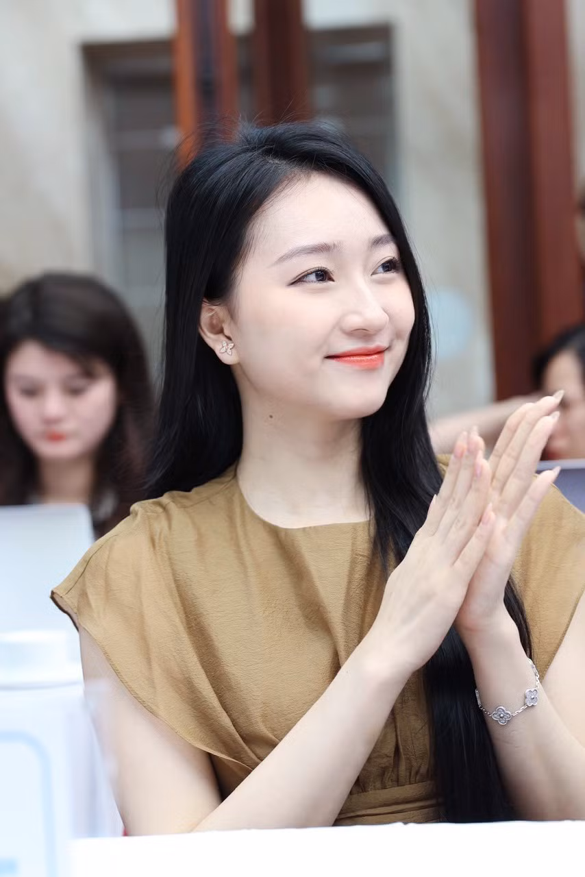 Vừa qua, Kim Trà My giành ngôi vị Á khôi 1 của cuộc thi Hoa khôi Thanh lịch Hà Nội 2023. Trà My chia sẻ cô rất xúc động khi được nhận danh hiệu này. Đây là cơ hội để cô khẳng định bản thân và bước đệm phát triển hơn nữa trong tương lai.