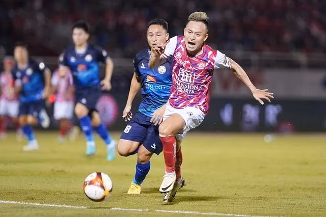 Võ Huy Toàn cùng CLB TP.HCM đánh bại CLB Bình Định trên sân Thống Nhất