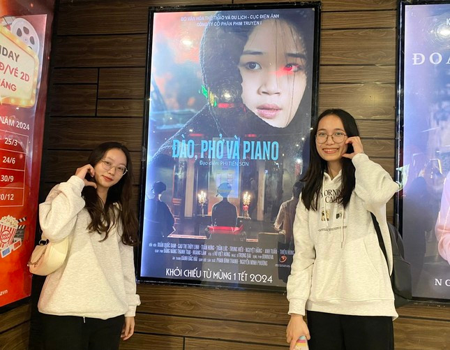 Minh Ngọc (bên trái ảnh) cùng bạn tại rạp chiếu phim. Ảnh: Diệu Nhi Minh Ngọc (bên trái ảnh) cùng bạn tại rạp chiếu phim. Ảnh: Diệu Nhi