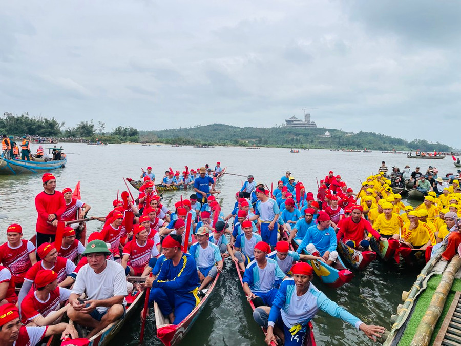 Các đội đua tham gia tranh tài tại lễ hội đua thuyền Các đội đua tham gia tranh tài tại lễ hội đua thuyền