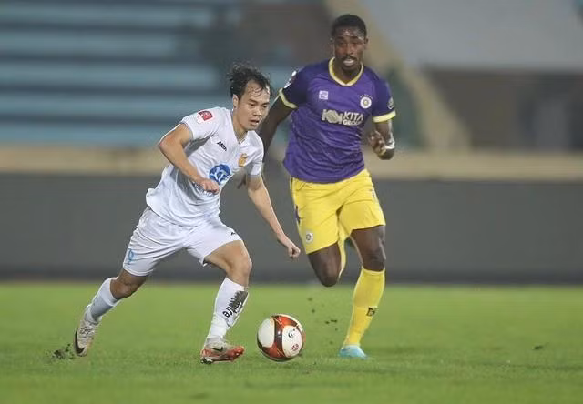 Nguyễn Văn Toàn cùng CLB Nam Định có chiến thắng nghẹt thở trước CLB Hà Nội trong thời gian bù giờ