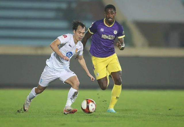 Nguyễn Văn Toàn cùng CLB Nam Định có chiến thắng nghẹt thở trước CLB Hà Nội trong thời gian bù giờ Nguyễn Văn Toàn cùng CLB Nam Định có chiến thắng nghẹt thở trước CLB Hà Nội trong thời gian bù giờ